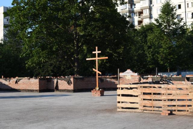 Начало строительства храма — освящение креста