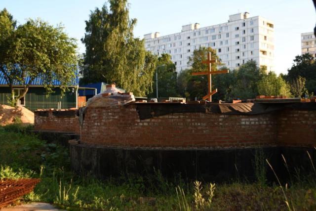 Возведение стен храма