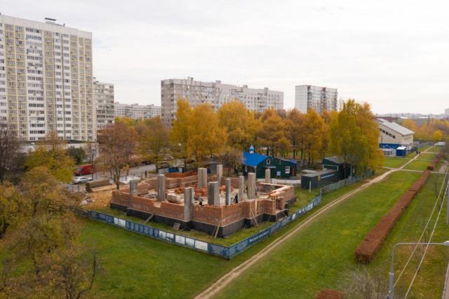 Возведение кирпичных стен храма — вид сверху